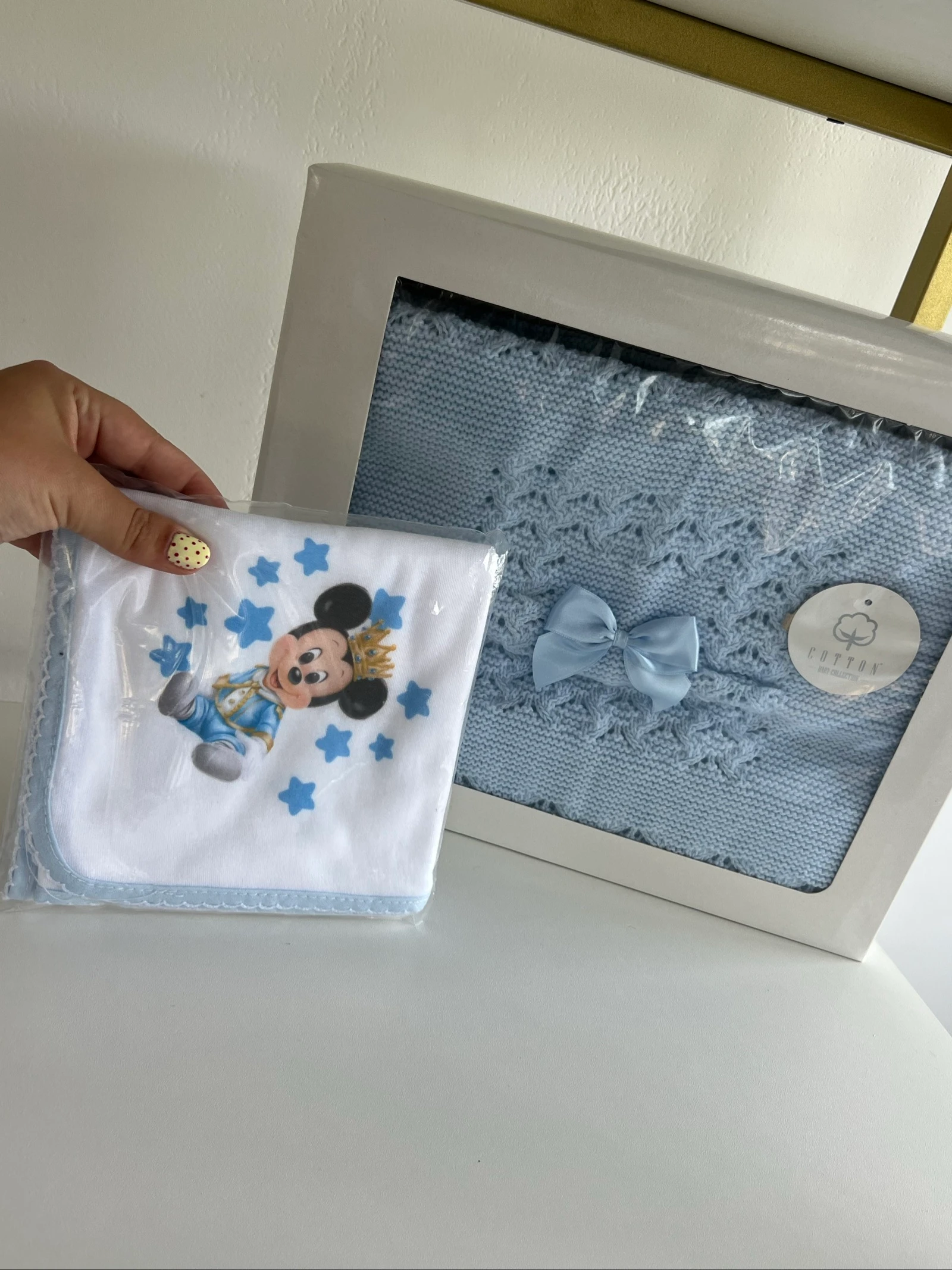 Couverture bébé bleue + lange Mickey Prince